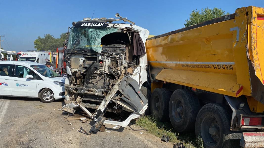 Tır ile servis midibüsü kafa kafaya çarpıştı: 1'i ağır 26 yaralı 7